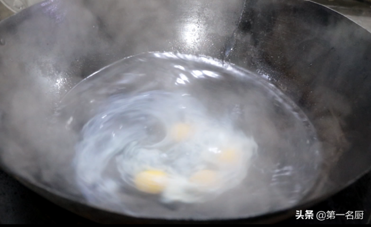 如何水煮荷包蛋（老厨师教你水煮荷包蛋的做法窍门）